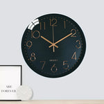 Grand Horloge Murale Design Noir Sur Un Mur 