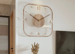 Horloge Murale Art Deco Bois Sur Un Mur 